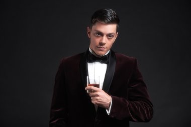 iyi iş adam elinde bardak viski iyi giyimlisin.