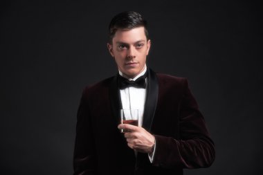 iyi iş adam elinde bardak viski iyi giyimlisin.