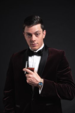 iyi iş adam elinde bardak viski iyi giyimlisin.