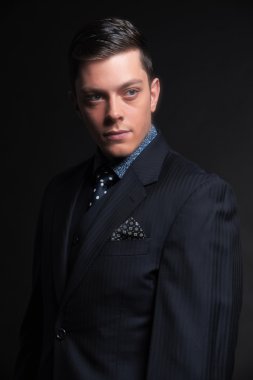 koyu mavi ceket ve kravat giymek şık genç iş adamı. Stu