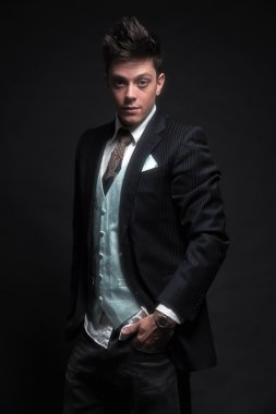 Rahat şık genç iş adamı giyen koyu mavi çizgili jack
