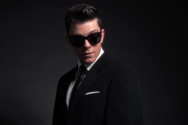 Retro ellili moda erkek takım elbise ile siyah güneş gözlüğü takıyor ve