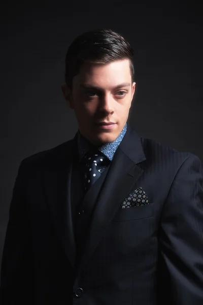 Stijlvolle jonge zakenman dragen donkere blauwe jas en stropdas. Stu — Stockfoto