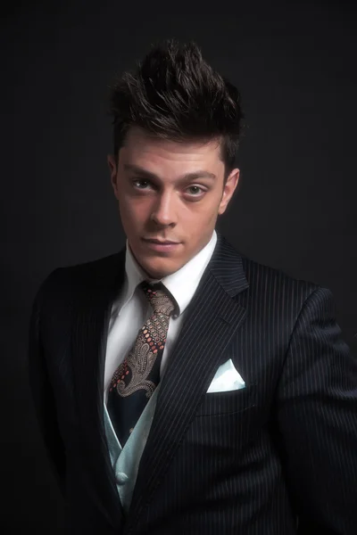 Casual elegante giovane uomo d'affari che indossa jack a strisce blu scuro — Foto Stock