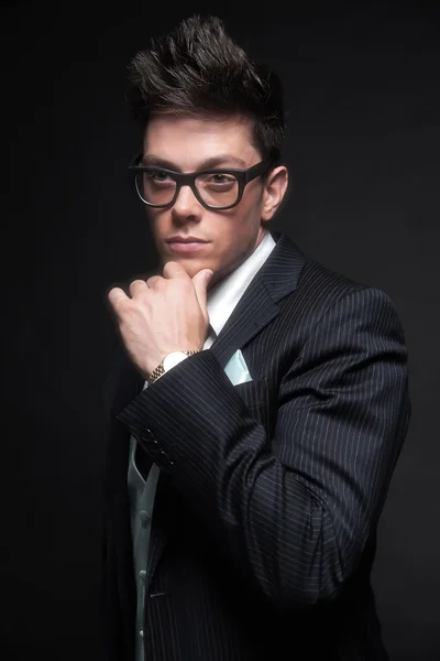 Elegante jovem homem de negócios vestindo óculos pretos retro e escuro — Fotografia de Stock