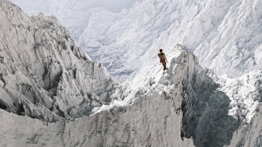 Hava kar dağ La tepe üzerinde duran hiker bakış