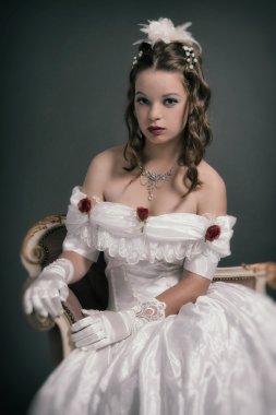 Beyaz elbise giyen kadın retro Victoria moda. oturan bir