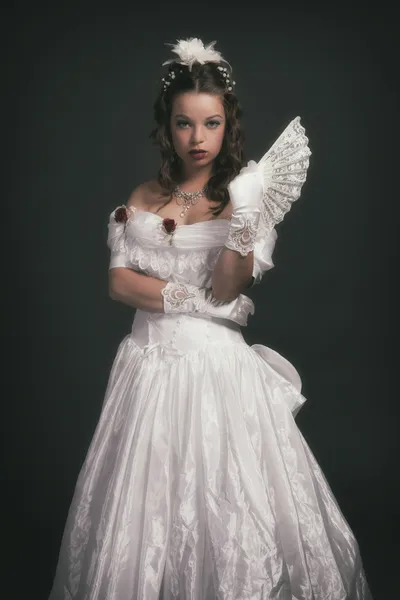 Victoriaanse mode vrouw dragen witte jurk. bedrijf fan. Studio — Stockfoto
