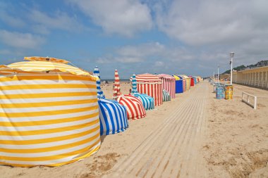 deauville beach mavi bulut gökyüzü ile renkli şemsiyeler.