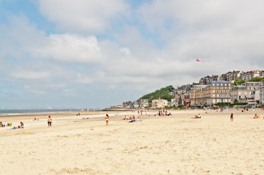 turistler ve deauville evleri ile bulutlu gökyüzü mavi plaj