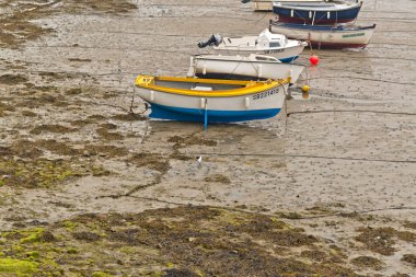 ebb-gelgit ile bulutlu gökyüzü kum gemilerde erquy Harbor. br