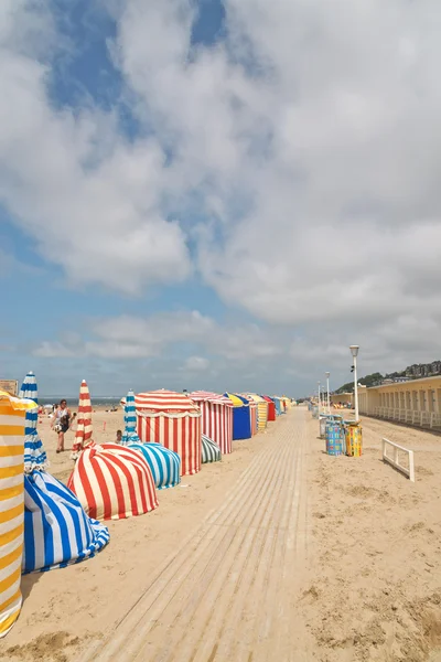 Guarda-chuvas coloridos na praia de Deauville com céu azul nuvem . — Fotografia de Stock