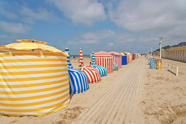 Deauville beach mavi bulut gökyüzü ile renkli şemsiyeler. — Stok fotoğraf