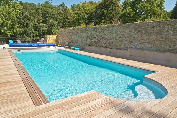 Summer outdoor swimming pool with green trees. — Stock Photo, Image