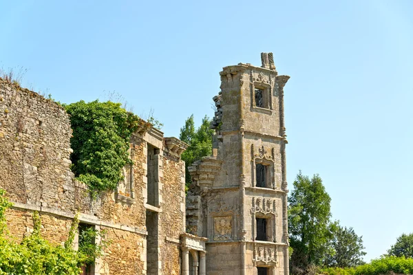 Ruine de la vieille maison au ciel bleu. Brittany. France . — Photo