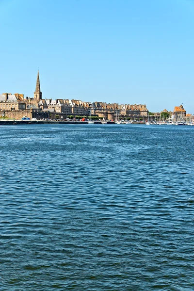 El puerto de Saint Malo con cielo azul. Brittany. Francia . — Foto de Stock