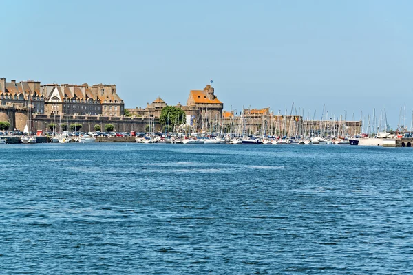 Port saint Malo mavi gökyüzü ile. Brittany. Fransa. — Stok fotoğraf