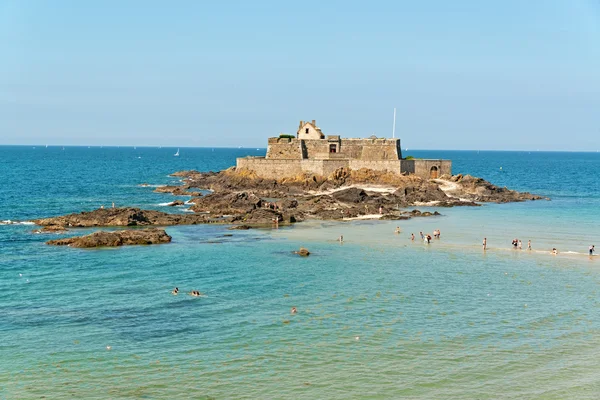 Praia de Saint Malo com fortaleza e turistas. Céu azul. Britta. — Fotografia de Stock