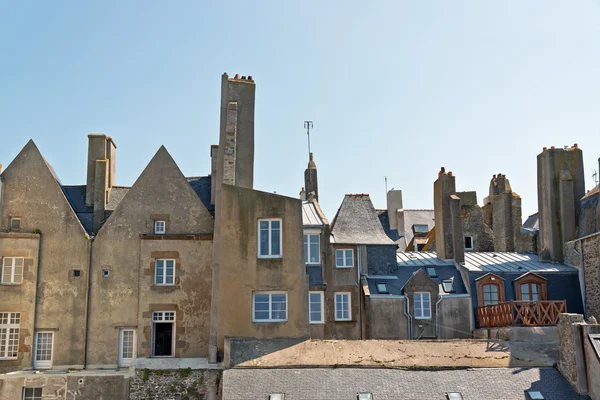 Techos y casas de Saint Malo en verano con cielo azul. Bretaña. — Foto de Stock