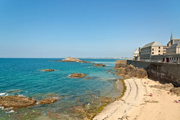 Beach of Saint Malo in summer with tourists and blue sky. Britta — Stock Photo, Image