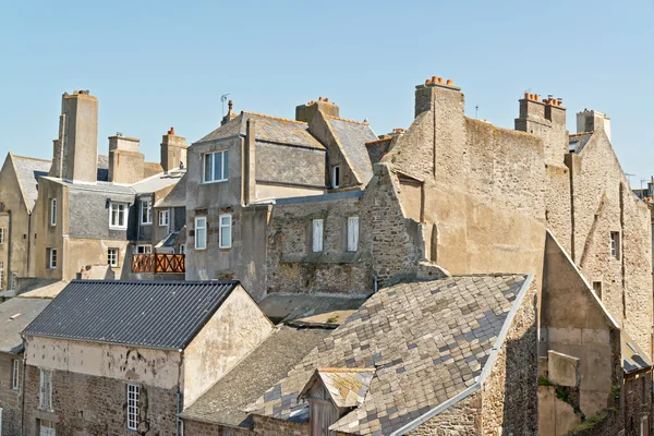 Dächer und Häuser des Heiligen Malo im Sommer mit blauem Himmel. Bretagne — Stockfoto