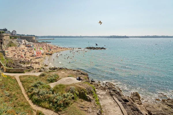 Strand des Heiligen Malo im Sommer mit Touristen und blauem Himmel. Britta — Stockfoto