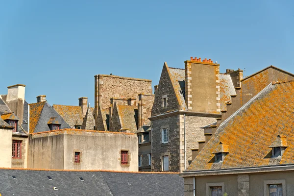 Telhados e casas de Saint Malo no verão com céu azul. Bretanha. — Fotografia de Stock
