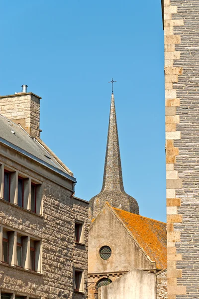 Církev a střechy saint malo v létě s modrou oblohou. Bretaň — Stock fotografie