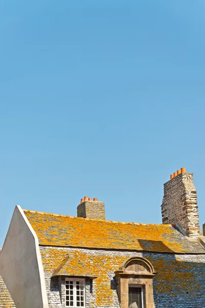 Tak och hus av Sanktt malo i sommar med blå himmel. Bretagne — Stockfoto