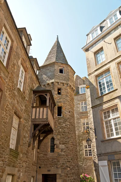 Nejstarší dům s balkonem saint malo. Bretaň. Francie. — Stock fotografie
