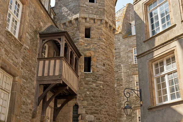 Najstarszy dom z balkonem saint malo. Bretania. Francja. — Zdjęcie stockowe