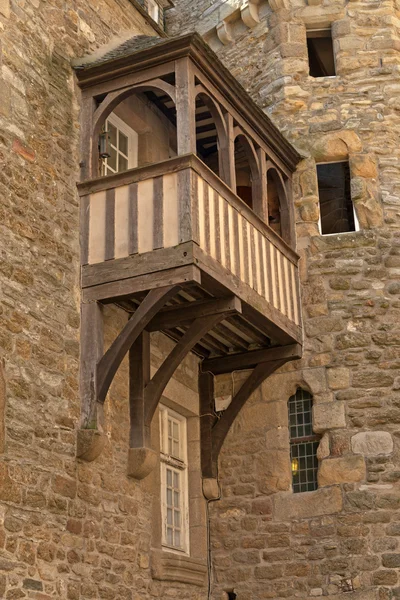 Saint Malo Balkonlu eski bir ev. Brittany. Fransa. — Stok fotoğraf