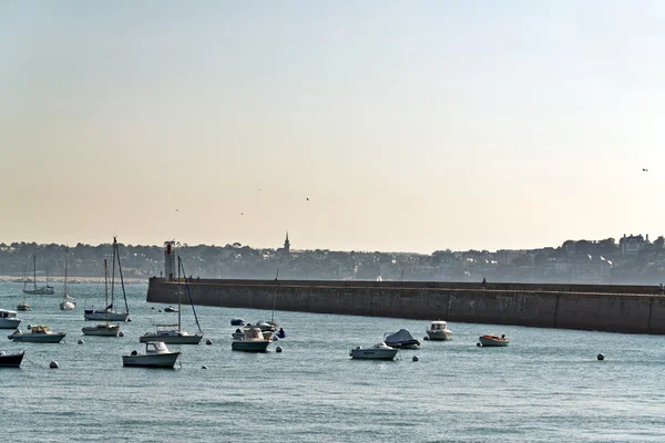 Přístav saint malo v létě s modrou oblohou. Bretaň. Francie — Stock fotografie