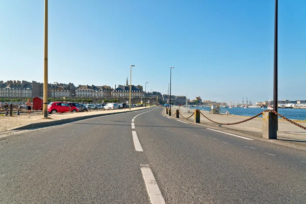 Estrada para Saint Malo no verão com céu azul. Brittany. França . — Fotografia de Stock