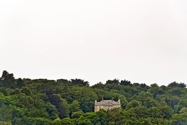 Mansão de solidão em pé na colina na floresta. Erquy. Brittany. Pe. — Fotografia de Stock