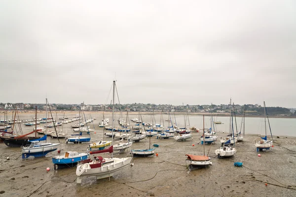 Boten in haven van erquy op zand bij eb-tij met bewolkte hemel. BR — Stockfoto