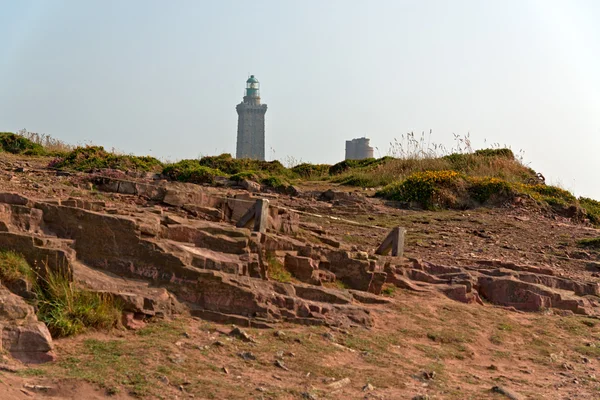 Kayalar frehel cape deniz feneri ile. Bretagne. Fransa. — Stok fotoğraf