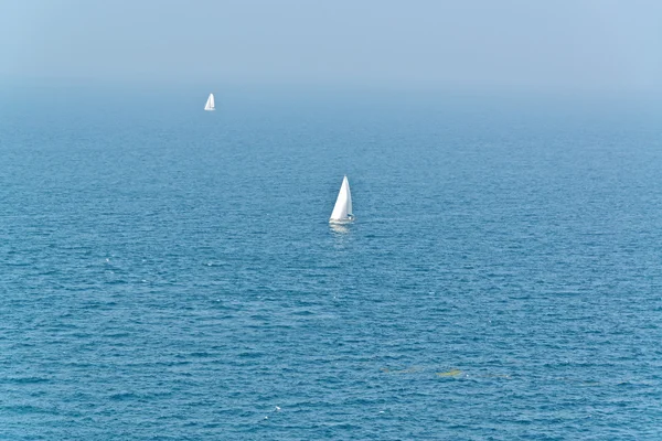 Två vita segelbåtar i havet. — Stockfoto