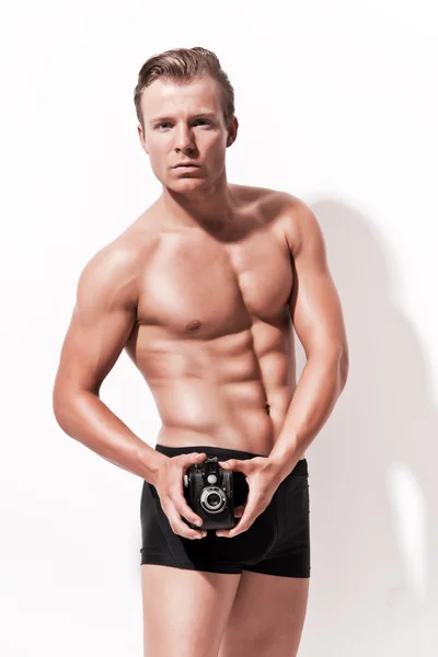 Modelo de roupa interior masculina fitness com câmara fotográfica vintage. vestindo — Stock fotografie