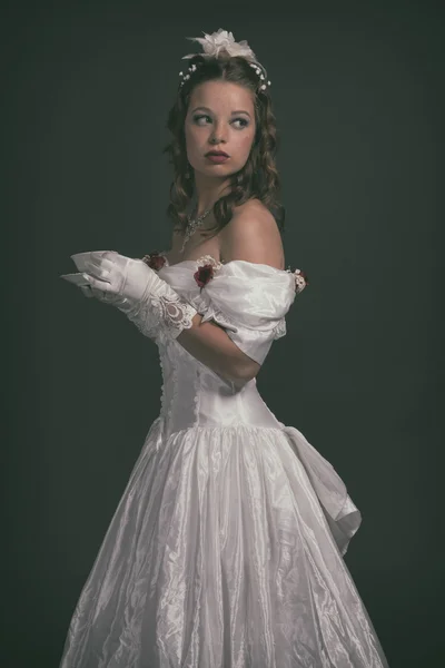Viktorianische Modefrau in weißem Kleid. Porzellan halten — Stockfoto