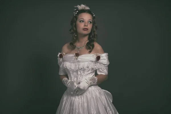 Viktoriánus divat nő visel fehér ruhát. stúdió felvétel ellen — Stock Fotó