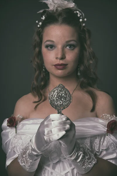 Viktorianische Modefrau in weißem Kleid. Silberspiegel in der Hand — Stockfoto