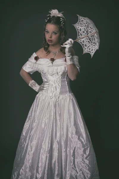 Viktoriánus divat nő visel fehér ruhát. napernyő tartó. St — Stock Fotó