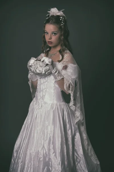 Viktorianische Modefrau in weißem Kleid. Handtasche halten. st — Stockfoto
