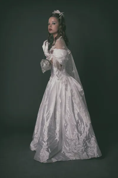 Viktorianska mode kvinna klädd i vit klänning. hålla handväska. St — Stockfoto