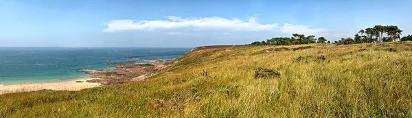 Drsné skalnaté pobřeží panoramatické krajiny Bretaně s modrými sk — Stock fotografie