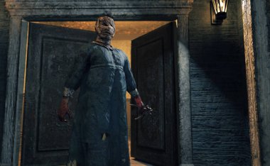 Kafasında bandajla korkunç bir karanlık figür alacakaranlıkta harap ve terk edilmiş bir malikanenin aydınlatılmış ön kapısının önünde duruyor. 3 Boyutlu Hazırlama.