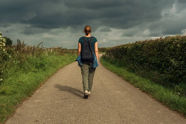 Brunette Woman Ponytail Backpack Walks Alone Country Road Countryside Dark — Stock Photo, Image