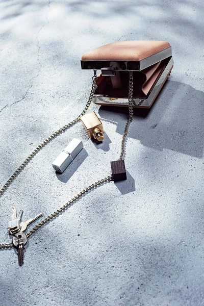 Ladies Beauty Accessories Keys Spilled Out Fallen Pink Handbag Street — Stock Photo, Image