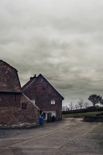 Old Farmhouse Barn Yard Gray Cloudy Sky — Stockfoto